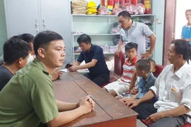 Ba cháu trai nghi bị bắt cóc được Công an xã Diễn Kỷ trao trả lại cho gia đình. (Ảnh: TTXVN)