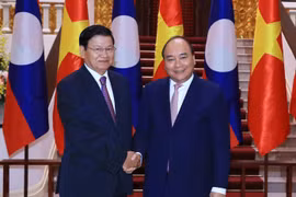 Thủ tướng Nguyễn Xuân Phúc và Thủ tướng Lào Thongloun Sisoulith. (Ảnh: Thống Nhất/TTXVN)