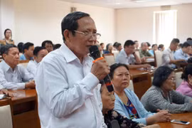 Cử tri Nguyễn Văn Bôi nêu ý kiến tại buổi tiếp xúc cử tri. (Ảnh: Thu Hoài/TTXVN)