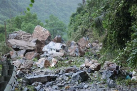 Sạt lở đất, đá ở Quốc lộ 3. (Ảnh: Vũ Hoàng Giang/TTXVN)