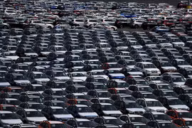 Ôtô được xếp tại kho bãi gần cảng Richmond, California, Mỹ, ngày 24/5/2018. (Ảnh: AFP/TTXVN)