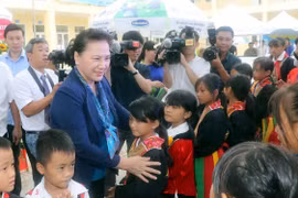 Chủ tịch Quốc hội Nguyễn Thị Kim Ngân với các học sinh Trường tiểu học và Trung học cơ sở xã Đồng Sơn, huyện Hoành Bồ. (Ảnh: Trọng Đức/TTXVN)