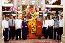 Phó Chủ tịch nước Đặng Thị Ngọc Thịnh tặng hoa chúc mừng Hòa thượng Thích Thiện Tâm, Phó Chủ tịch Hội đồng Trị sự Giáo hội Phật giáo Việt Nam tại chùa Phổ Minh, nhân dịp Lễ Phật đản. (Ảnh: Xuân Khu/TTXVN)