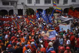  Những người ủng hộ Chính phủ của Tổng thống Nicolas Maduro tuần hành quyết tâm bảo vệ tiến trình Cách mạng tại thủ đô Caracas ngày 23/1/2019. (Ảnh: AFP/TTXVN)