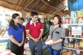 Đoàn thanh niên Tổng Công công nghiệp in bao bì Liksin trao phương tiện sinh kế và quà cho hộ nghèo có hoàn cảnh khó khăn huyện Nhà Bè. (Ảnh: Thanh Vũ/TTXVN)