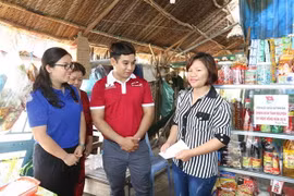 Đoàn thanh niên Tổng Công công nghiệp in bao bì Liksin trao phương tiện sinh kế và quà cho hộ nghèo có hoàn cảnh khó khăn huyện Nhà Bè. (Ảnh: Thanh Vũ/TTXVN)