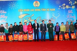 Đại tướng Ngô Xuân Lịch, Ủy viên Bộ Chính trị, Phó Bí thư Quân ủy Trung ương, Bộ trưởng Bộ Quốc phòng và ông Nguyễn Đình Khang, Ủy viên Trung ương Đảng, Bí thư Tỉnh ủy Hà Nam trao hơn 100 suất quà cho công nhân lao động tỉnh Hà Nam. (Ảnh: Đại Nghĩa/TTXVN)