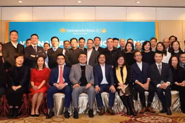 Khách mời quốc tế và đại diện cán bộ Chi nhánh Vietnam Airlines tại Hong Kong chụp ảnh lưu niệm. (Ảnh: Xuân Tuấn/Vietnam+)