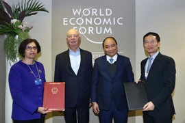 Thủ tướng Nguyễn Xuân Phúc cùng Chủ tịch điều hành và sáng lập WEF Klaus Schwab chứng kiến Lễ ký thỏa thuận hợp tác về xây dựng Trung tâm Cách mạng công nghiệp 4.0. (Ảnh: Thống Nhất/TTXVN)
