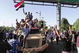 Người biểu tình tập trung tại Khartoum, Sudan, ngày 7/4/2019. (Ảnh: AFP/TTXVN)