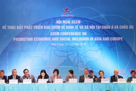 Nhóm đại biểu điều hành Hội nghị tại phiên bế mạc. (Ảnh: Tiên Minh/TTXVN)