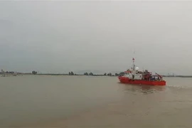 Hải đội 2 Biên phòng Nghệ An xuất kích đi cứu nạn tàu cá NA 95688 TS bị nạn trên biển. (Ảnh: TTXVN)