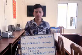 Đối tượng Nghĩa tại cơ quan công an. (Ảnh: Thành Chung/TTXVN)
