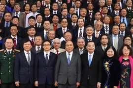 Thủ tướng Nguyễn Xuân Phúc chụp ảnh chung với các đại biểu. (Ảnh: Thống Nhất/TTXVN)