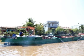 Phương tiện khai thác cát trái phép bị bắt quả tang. (Ảnh: Công an Sóc Trăng cung cấp)