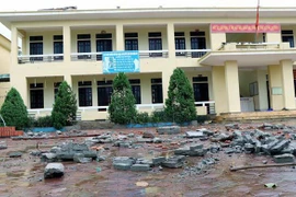 Mưa to kèm theo lốc xoáy khiến trường học cùng hàng chục nhà dân trên địa bàn huyện Thạch Hà bị tốc mái, hư hỏng nặng. (Ảnh: Công Tường/TTXVN)