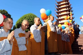 Các ni sư tham dự buổi lễ. (Ảnh: Xuân Khu/TTXVN)