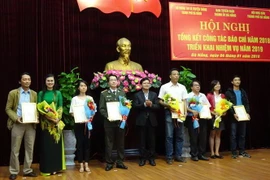 Các tác giả nhận giải nhất, nhì, ba về nhóm đề tài 'Đà Nẵng -thành phố môi trường.' (Ảnh: Trần Lê Lâm/TTXVN)