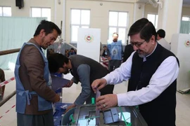 Cử tri bỏ phiếu tại một điểm bầu cử trong cuộc bầu cử Quốc hội tại Kabul, Afghanistan ngày 21/10/2018. (Ảnh: THX/TTXVN)