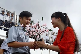 Món quà đặc biệt từ người thân. (Nguồn: TTXVN)