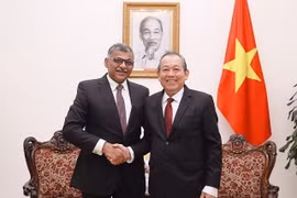 Ủy viên Bộ Chính trị, Phó Thủ tướng Thường trực Chính phủ Trương Hòa Bình tiếp Chánh án Tòa án Tối cao Singapore Sundaresh Menon. (Ảnh: Dương Giang/TTXVN)