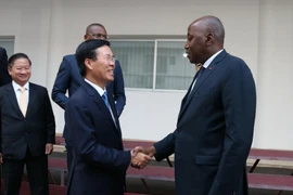 Thủ tướng Cote d'Ivoire Amadou Gon Coulibaly (bên phải) và ông Võ Văn Thưởng tại cuộc gặp chiều 18/6 tại thủ đô Abidjan. (Ảnh: Tấn Đạt/TTXVN)