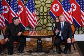 Tổng thống Mỹ Donald Trump (phải) và Chủ tịch Triều Tiên Kim Jong-un trong cuộc gặp riêng tại ngày làm việc thứ hai của Hội nghị thượng đỉnh Mỹ-Triều lần hai ở Hà Nội, ngày 28/2/2019. (Ảnh: AFP/TTXVN)