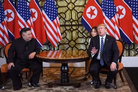 Tổng thống Mỹ Donald Trump (phải) và Chủ tịch Triều Tiên Kim Jong-un trong cuộc gặp riêng tại ngày làm việc thứ hai của Hội nghị thượng đỉnh Mỹ-Triều lần hai ở Hà Nội, ngày 28/2/2019. (Ảnh: AFP/TTXVN)