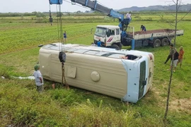 Hiện trường vụ lật xe. (Nguồn: TTXVN)