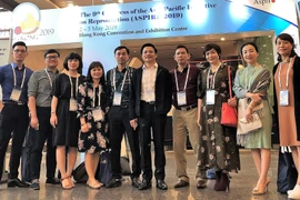 Phó giáo sư-tiến sỹ Nguyễn Duy Ánh (đứng giữa) dẫn đầu đoàn cán bộ Bệnh viện Phụ sản Hà Nội tham dự ASPIRE 2019. (Ảnh: Xuân Tuấn/Vietnam+)