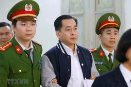 Cảnh sát dẫn giải bị cáo Phan Văn Anh Vũ. (Ảnh: Doãn Tấn/TTXVN)