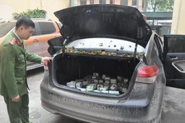 Công an thị xã Quảng Yên, tỉnh Quảng Ninh kiểm tra phương tiện và các sản phẩm được nhóm đối tượng sử dụng để lừa đảo. (Ảnh: TTXVN)