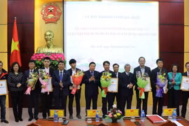 Các lãnh đạo tỉnh Bắc Ninh trao giấy chứng nhận cho các nhà đầu tư. (Ảnh: Trương Diệp/TTXVN)