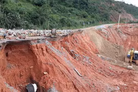 Một điểm bị sạt lở phía taluy âm ăn sâu vào mặt đường. (Ảnh: Quang Thái/TTXVN)