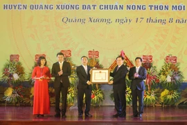 Phó Thủ tướng Vương Đình Huệ trao Bằng công nhận huyện nông thôn mới cho lãnh đạo huyện Quảng Xương, tỉnh Thanh Hóa. (Ảnh: Trịnh Duy Hưng/TTXVN)