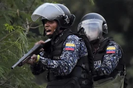 Lực lượng an ninh Venezuela trong cuộc xung đột với các tay súng ủng hộ lãnh đạo đối lập tại cây cầu quốc tế Francisco de Paula Santander, giáp giới thành phố Cuculta, Colombia tháng 2/2019. (Ảnh: AFP/TTXVN)