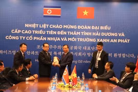 Bí thư Tỉnh ủy Hải Dương Nguyễn Mạnh Hiển (bên phải) tặng đoàn lãnh đạo cấp cao của Đảng Lao động Triều Tiên lọ hoa gốm Chu Đậu. (Ảnh: Mạnh Minh/TTXVN)