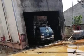 Chiếc xe tải bị thiêu rụi trong vụ cháy. (Ảnh: Huyền Trang/TTXVN)