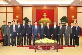 Tổng Bí thư, Chủ tịch nước Nguyễn Phú Trọng và Chủ tịch Đảng Dân chủ Đồng hành Hàn Quốc Lee Hae-chan cùng các đại biểu chụp ảnh chung. (Ảnh: Trí Dũng/TTXVN)
