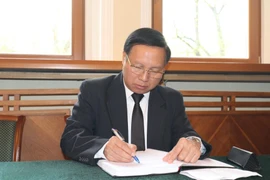 Đại sứ Việt Nam tại Liên bang Nga Ngô Đức Mạnh ghi sổ tang. (Ảnh: Dương Trí/TTXVN)