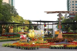 Những chú heo mang trên mình hình ảnh trẻ em Thành phố Hồ Chí Minh vươn đến tương lai (phân đoạn Thành phố thông minh) trên Đường hoa Tết Kỷ Hợi 2019 đã hoàn thiện. (Ảnh: Thanh Vũ/TTXVN)