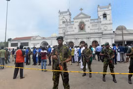 Lực lượng an ninh Sri Lanka phong tỏa hiện trường vụ nổ tại nhà thờ ở khu vực Kochchikade, Colombo, ngày 21/4/2019. (Ảnh: AFP/TTXVN)