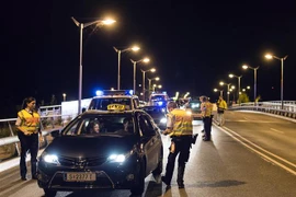 Cảnh sát Đức tăng cường an ninh tại khu vực biên giới Đức-Áo ở thành phố Freilassing (Đức). (Ảnh: AFP/TTXVN)