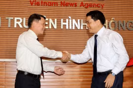 Tổng Giám đốc Thông tấn xã Việt Nam Nguyễn Đức Lợi và Chủ tịch Ủy ban Nhân dân thành phố Hà Nội Nguyễn Đức Chung tại Lễ khai trương Trung tâm Truyền hình Thông tấn. (Ảnh: Dương Giang/TTXVN)