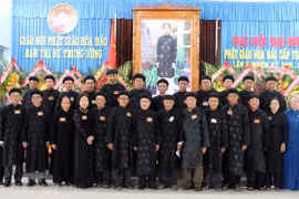 Ban Trị sự Trung ương Giáo hội Phật giáo Hòa Hảo nhiệm kỳ V (2019-2024) ra mắt Đại hội. (Ảnh: Công Mạo/TTXVN)