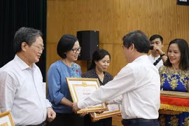 Phó Bí thư Đảng ủy Khối các cơ quan Đỗ Ngọc An trao Bằng khen của Đảng ủy Khối các cơ quan Trung ương cho Phó Tổng Giám đốc Thông tấn xã Việt Nam Vũ Việt Trang. (Ảnh: Dương Giang/TTXVN)