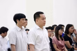 Bị cáo Phan Văn Anh Vũ và bị cáo Nguyễn Hữu Bách nghe đại diện Viện Kiểm sát Nhân dân cấp cao thành phố Hà Nội đọc bản luận tội và đề nghị mức án. (Ảnh: Văn Điệp/TTXVN)