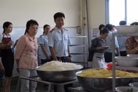 Ban quản lý An toàn thực phẩm kiểm tra bếp ăn tập thể tại Công ty Thuốc lá Sài Gòn ngày 10/7. (Ảnh: Đinh Hằng/TTXVN)