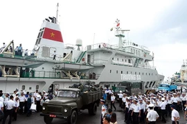 Cán bộ, chiến sỹ hoàn thành nghĩa vụ và nghỉ phép về với gia đình đón Tết Kỷ Hợi 2019. (Ảnh: Hoàng Hùng/TTXVN)