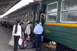 Hành khách lên tàu tại ga Sài Gòn. (Ảnh: TTXVN)